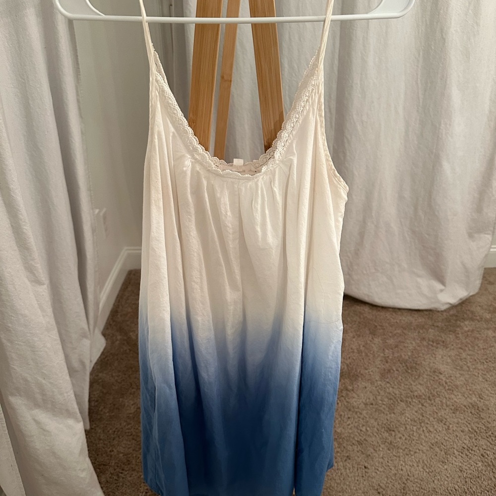 Ombré dress. Lacey neckline.